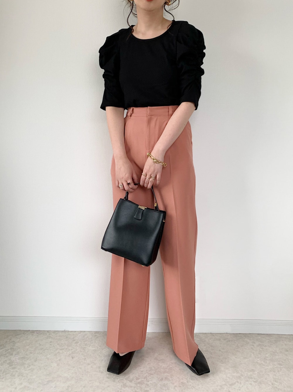 ブラック系のTシャツ/カットソー、ピンク系のスラックス、ブラック系のハンドバッグを着用したレディースの夏コーディネートの1枚目の写真