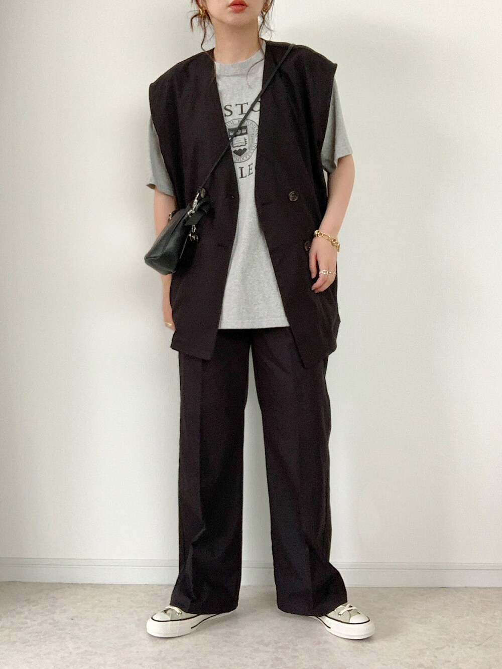 グレー系のTシャツ/カットソー、グリーン系のスニーカー、ブラック系のショルダーバッグを着用したレディースの夏コーディネートの1枚目の写真