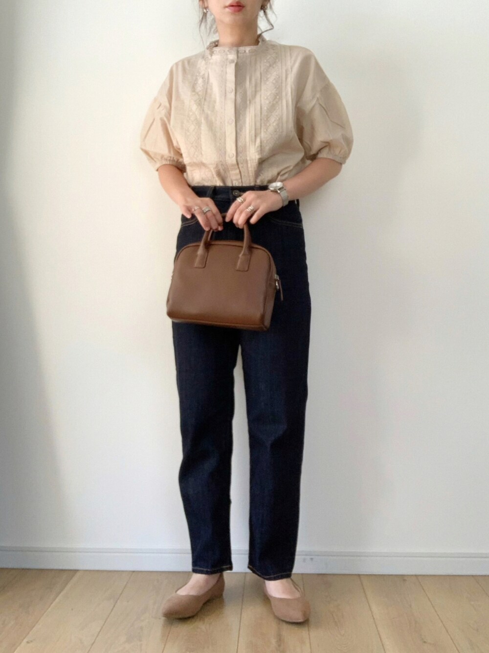 「休日スタイル、秋コーデ、レースブラウス、ペグトップハイライズジーンズ、ユニクロ、UNIQLO、プチプラ、きれいめカジュアル、シンプルコーデ、ミニボストン、大人ガーリー」｜「earth music&ecologyのピンタックレースシャツ ＊（シャツ/ブラウス、ベージュ系）」を使った、maiko さん（レディース・159cm）の夏コーディネートの1枚目の写真