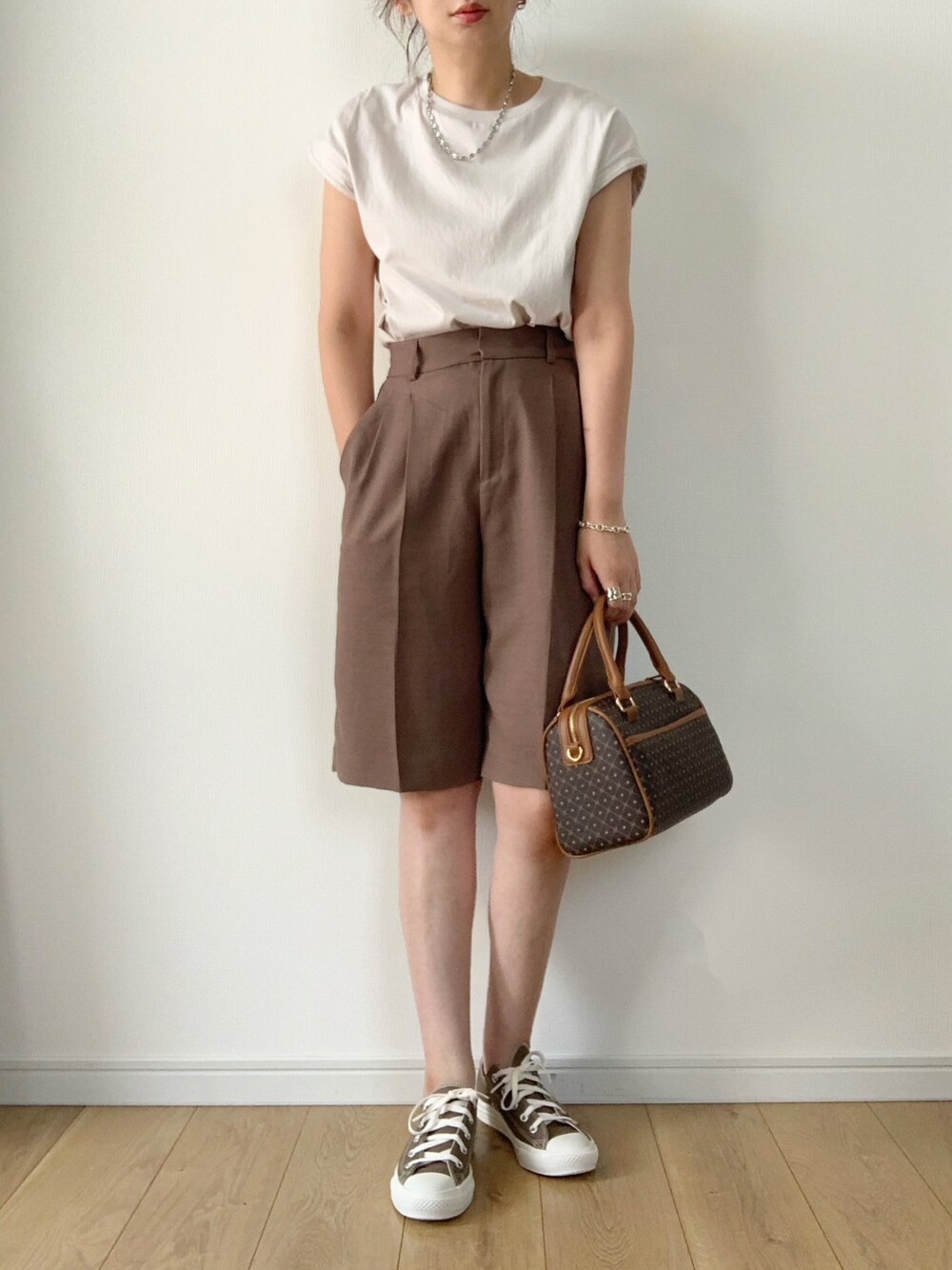 ベージュ系のTシャツ/カットソー、イエロー系のその他パンツ、グリーン系のスニーカーを着用したレディースの夏コーディネートの1枚目の写真