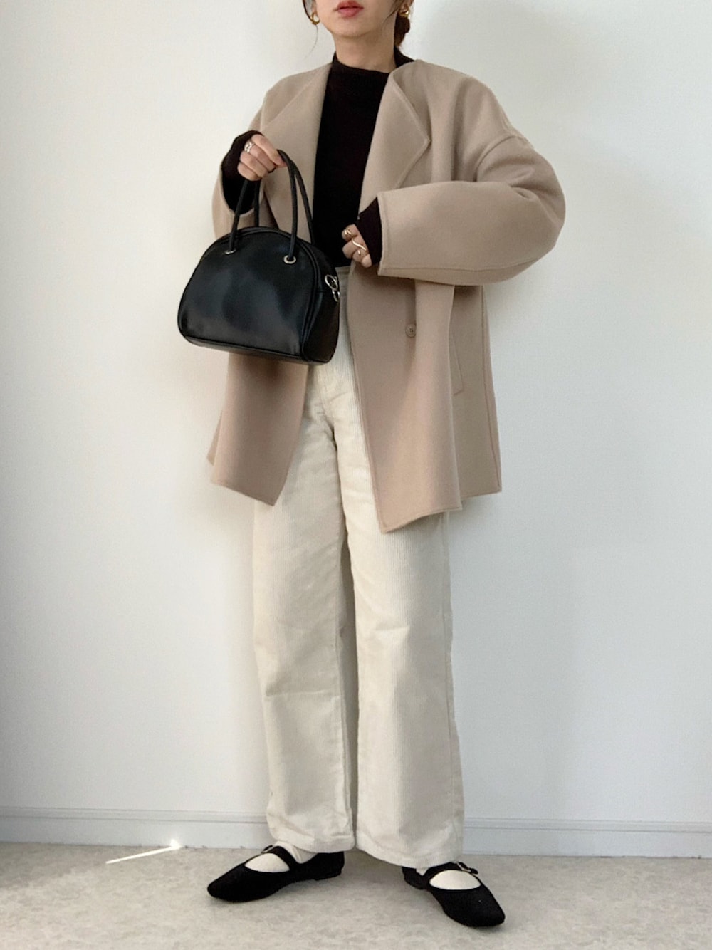 「ダブルフェイスショートコート、UNIQLO、GRL、プチプラ、プチプラコーデ、大人カジュアル、冬コーデ、ショートコート、ハイネックニット、コーデュロイパンツ」｜「GRLのカシミヤタッチハイネックニットトップス（ニット/セーター、ブラック系）」を使った、maiko さん（レディース・159cm）の秋コーディネートの1枚目の写真