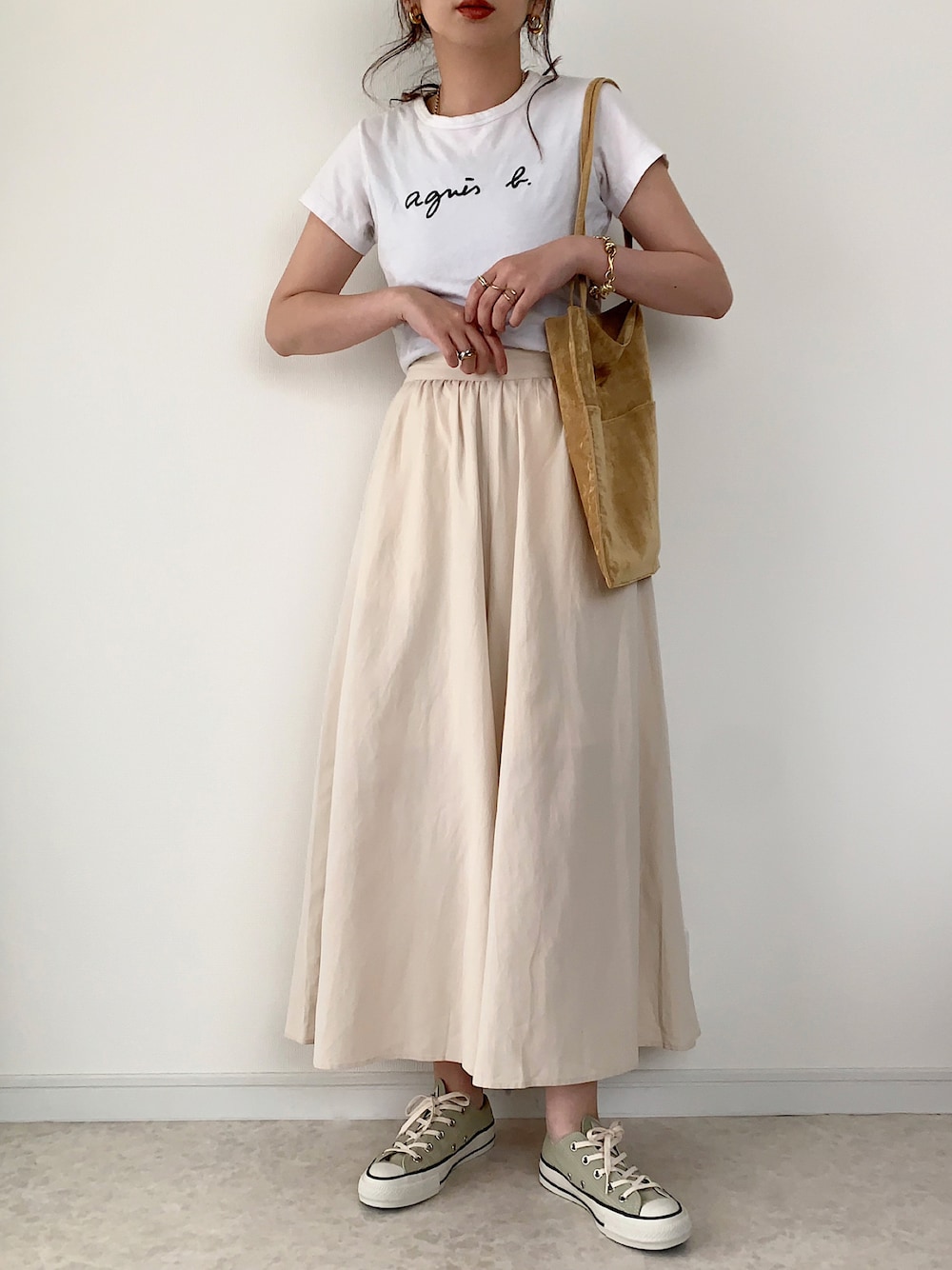 「スカンツ、Re:EDITbymaiko、Re:EDIT、ワイドパンツ、ラクチンコーデ、初夏コーデ、リラックススタイル、converse、ロゴT、Tシャツコーデ、淡色コーデ」｜「agnes b.のS137 TS　ロゴTシャツ（Tシャツ/カットソー、ホワイト系）」を使った、maiko さん（レディース・159cm）の春コーディネートの1枚目の写真