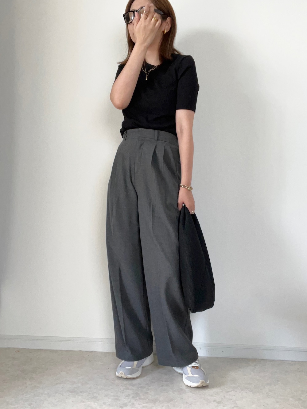 「夏コーデ、アツいコーデ全部見せ、GU、GUコーデ、黒×グレー、タックワイドパンツ、スニーカー、New Balance、シンプル、夏だ！Tシャツ着よう！」｜「MM6 Maison MargielaのMM6 Small Japanese（トートバッグ、ブラック系）」を使った、maiko さん（骨格ウェーブ・レディース・159cm）の夏コーディネートの1枚目の写真