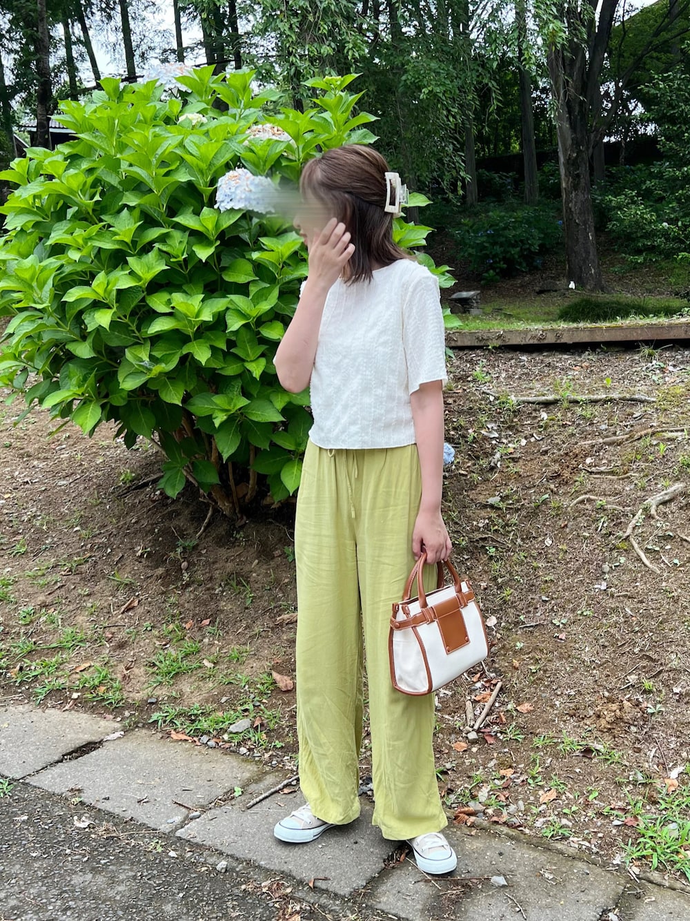 「カラーパンツ、夏コーデ、きれいめカジュアル、converse、ZARA、みんなの白Tフェス、ミニバッグ」｜「KastaneのシャギーTee（Tシャツ/カットソー、ホワイト系）」を使った、maiko さん（骨格ウェーブ・レディース・159cm）の夏コーディネートの1枚目の写真