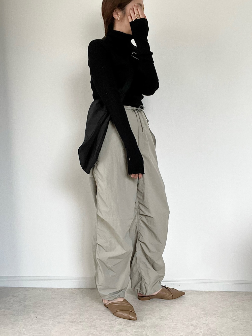 「秋服まるっと大公開、GU、タートルネック、カーゴパンツ、パラシュートパンツ、ポインテッドトゥ、ショルダーバッグ、シンプル、大人カジュアル」｜「Re:EDITの[2023A/W COLLECTION]指穴リブニットタートルネックトップス（ニット/セーター、ブラック系）」を使った、maiko さん（骨格ウェーブ・レディース・159cm）の秋コーディネートの1枚目の写真