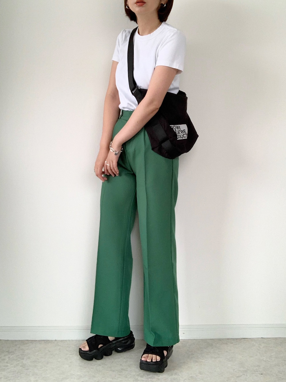 「カラーパンツ、スラックス、グリーン、エアマックスココ、クルーネックT、ユニクロ、UNIQLO、ショルダーバッグ、着回しコーデ、プチプラコーデ、骨格ウェーブ」｜「UNIQLOのアイテム（Tシャツ/カットソー、ホワイト系）」を使った、maiko さん（レディース・159cm）の夏コーディネートの1枚目の写真