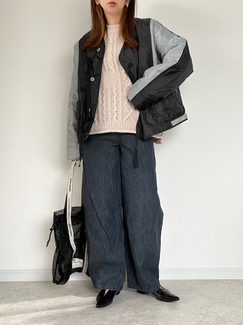 「PR、interplay_tokyo、デニム、秋冬コーデ、キルティングジャケット、大人コーデ、ケーブルニット、ニット、アウター」｜「INTERPLAYの【INTERPLAY x AYA】Switching Quilt Blouson（その他アウター、ブラック系）」を使った、maiko さん（骨格ウェーブ・レディース・159cm）の秋コーディネートの1枚目の写真