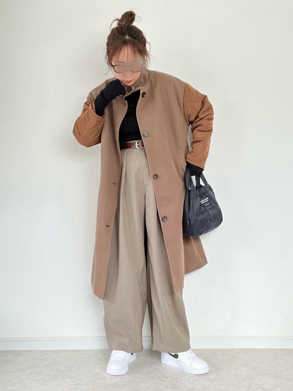 「ブラウン、ロングコート、しまむら、バルーンパンツ、タートルネックニット、エアフォースワン、ベージュ、スニーカーコーデ」｜「Re:EDITの[2023A/W COLLECTION]指穴リブニットタートルネックトップス（ニット/セーター、ブラック系）」を使った、maiko さん（骨格ウェーブ・レディース・159cm）の秋コーディネートの1枚目の写真