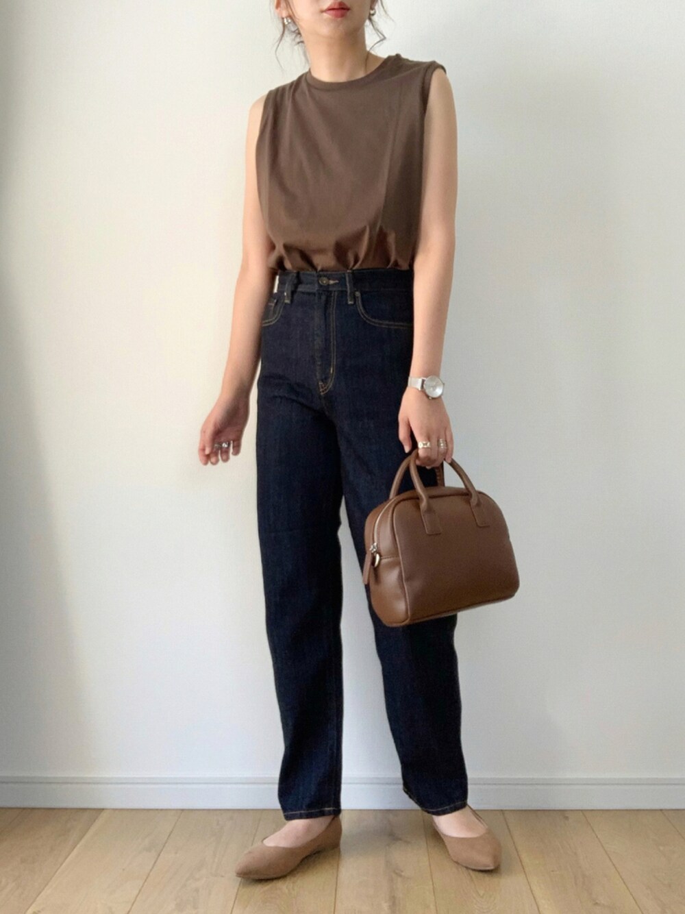 ブラウン系のTシャツ/カットソー、ブルー系のデニムパンツ、ベージュ系のシューズを着用したレディースの夏コーディネートの1枚目の写真