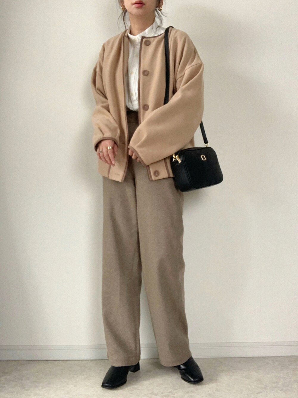 「カーディガン、ショルダーバッグ、UNIQLO、ショートブーツ、大人カジュアル、murua、ユニクロ、スウェット×シャツ、秋冬コーデ、スクエアトゥ、ムルーア、スウェットカーディガン、ブラッシュドジャージーストレートパンツ、コットンツイルプルオーバーシャツ、PR」｜「ZOZOMARKETの【maiko×ZOZO】パイピングスウェットカーディガン（カーディガン/ボレロ、ベージュ系）」を使った、maiko さん（レディース・159cm）の秋コーディネートの1枚目の写真