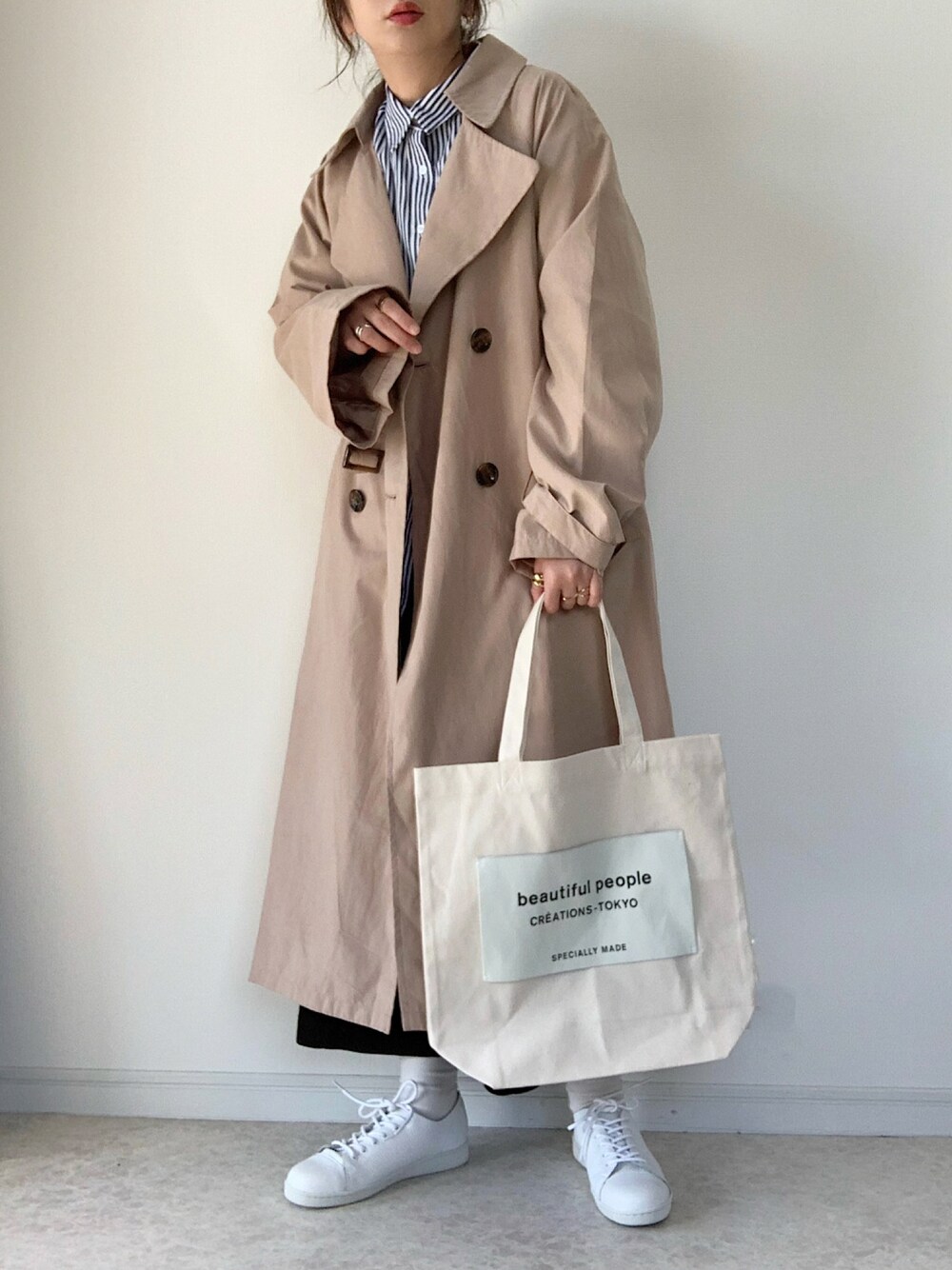 「ストライプシャツ、トレンチコート、白スニーカー、スニーカーコーデ、トートバッグ、休日スタイル、春先取り、UNIQLO、ガウチョパンツ、春コーデ、大人コーデ」｜「recaのキャンディ袖ビッグトレンチコート（トレンチコート、ベージュ系）」を使った、maiko さん（レディース・159cm）の冬コーディネートの1枚目の写真
