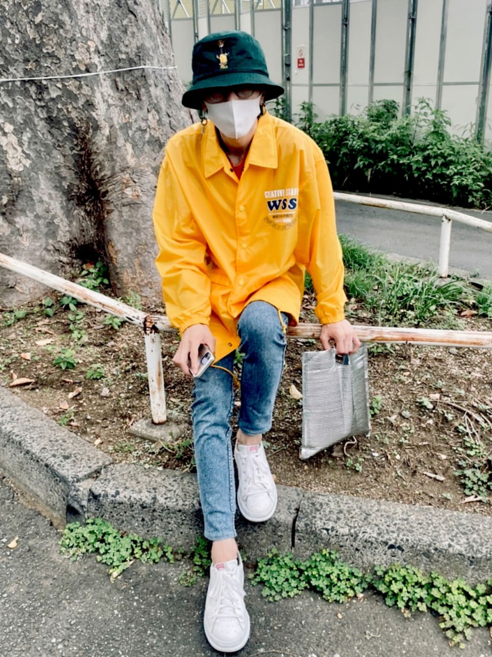 「スニーカー、カジュアル、ジーンズ、秋のコーデ、ナイロンジャケット、古着MIX、バケットハット、Polo Ralph Lauren」｜「POLO RALPH LAURENのアイテム（ハット、グリーン系）」を使った、MOTEASOさん（メンズ・180cm）の秋コーディネートの1枚目の写真