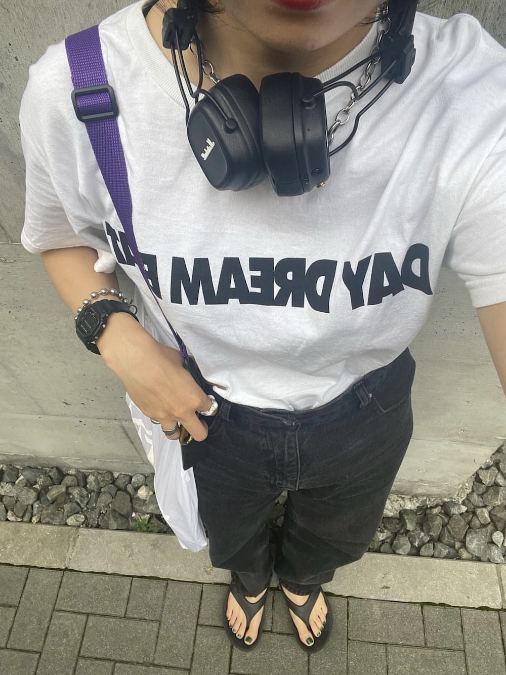 「モノトーンコーデ、モノトーン、大人カジュアル、カジュアル、シンプルコーデ、シンプル、パンツコーデ、デニム、白Tシャツ、ロゴT、ヘッドホン、トングサンダル、きれいめカジュアル、リラックススタイル、ハンブレッダーズ」｜「ハンブレッダーズ×TANGTANGのアイテム（Tシャツ/カットソー、ホワイト系）」を使った、ponさん（レディース・163cm）の夏コーディネートの1枚目の写真