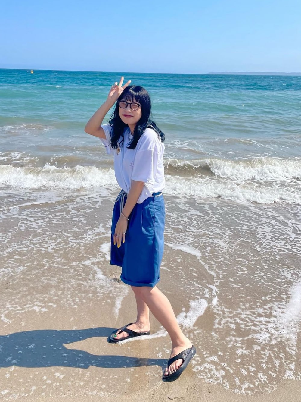 「シンプルスタイル、メンズライク、ユニセックス、ボーイッシュ、白Tシャツ、Tシャツ、ビッグシルエット、ハーフパンツ、ショーツ、トングサンダル、oofos、海コーデ、夏コーデ、アウトドアスタイル、サングラス」｜「WHIMSICの【UNISEX】スーベニアショートスリーブTEE（Tシャツ/カットソー、ホワイト系）」を使った、ponさん（レディース・163cm）の夏コーディネートの1枚目の写真