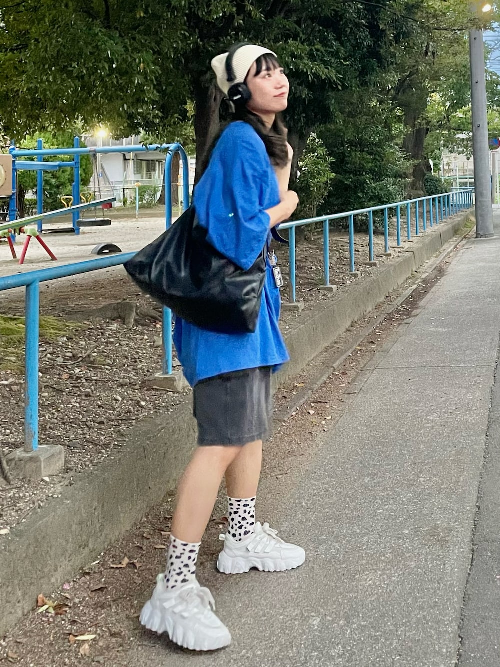 「カジュアルコーデ、ブルー、ブルーコーデ、カラーコーデ、Tシャツ、Tシャツワンピ、ハーフパンツ、ショートパンツ、ニット帽、ビーニー、厚底シューズ、白スニーカー、厚底スニーカー、メッセンジャーバッグ、ラクチンコーデ」｜「古着のアイテム（Tシャツ/カットソー、ブルー系）」を使った、ponさん（レディース・163cm）の秋コーディネートの1枚目の写真