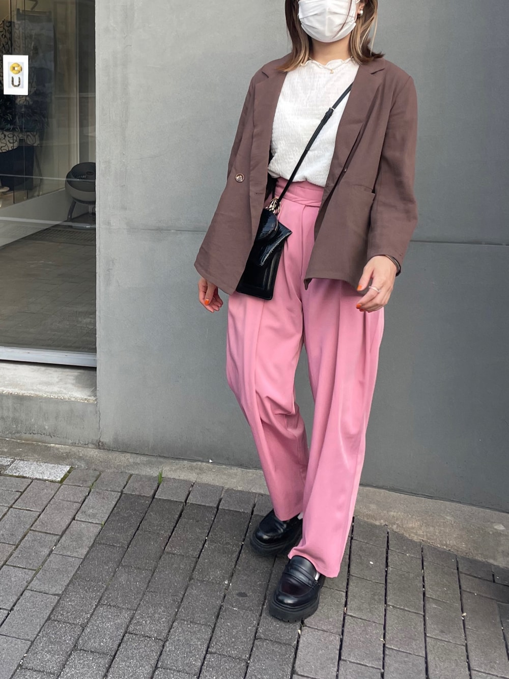 ホワイト系のTシャツ/カットソー、ブラウン系のテーラードジャケット、ピンク系のその他パンツを着用したレディースの春コーディネートの1枚目の写真