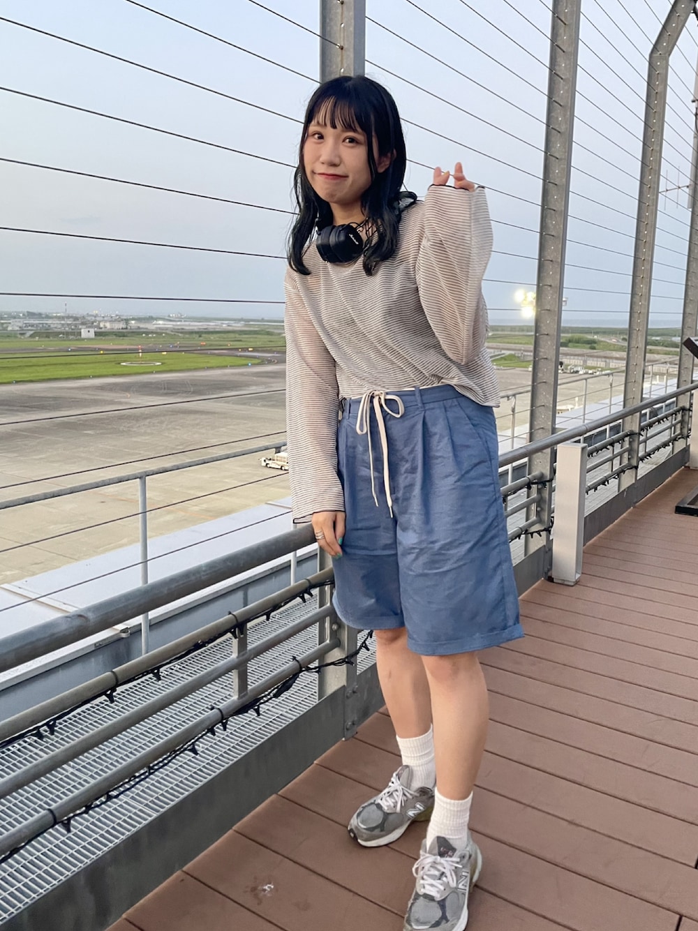 「今日のコスメと服、休日スタイル、シンプルコーデ、おでかけコーデ、カジュアルコーデ、夏コーデ、秋先取りコーデ、シアートップス、ボーダー、ハーフパンツ、ショートパンツ、スニーカー、ヘッドホン、ラクチンコーデ、ストリート」｜「DISCOATの【2WAY】アシメネックホルターキャミソール（キャミソール、ブラック系）」を使った、ponさん（レディース・163cm）の夏コーディネートの1枚目の写真