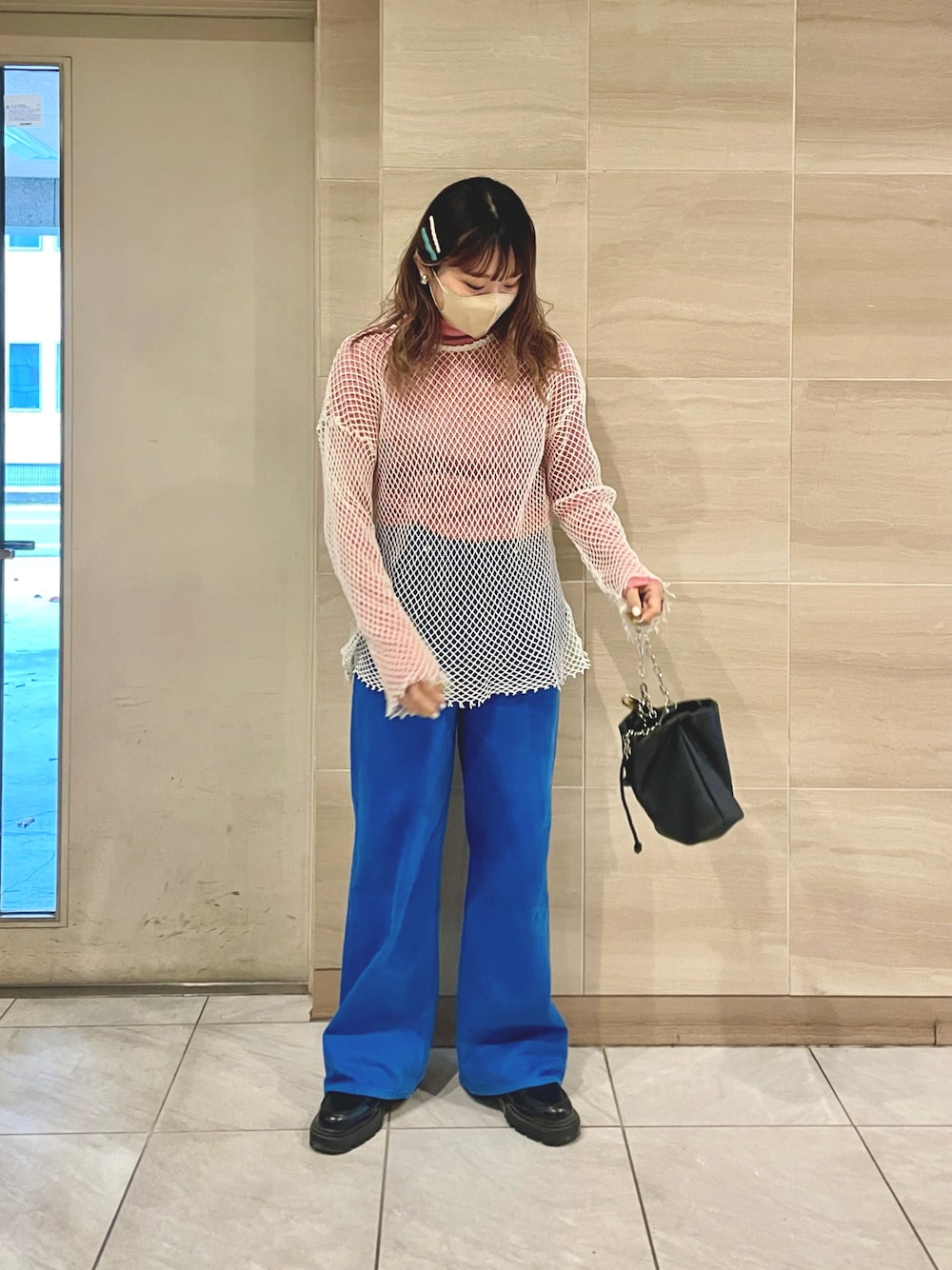「タートルネック、リブニット、あみあみ、メッシュ、ピンク、ブルー、ピンク×ブルー、デニムパンツ、バギーパンツ、UNIQLO×MARNI、ユニクロマルニ、ローファー、巾着バッグ、カラーコーデ、カラーパンツ」｜「niko and...のBIGメッシュプルオーバー（Tシャツ/カットソー、ホワイト系）」を使った、ponさん（レディース・163cm）の冬コーディネートの1枚目の写真