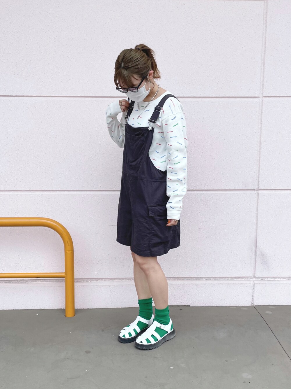 「サロペット、オーバーオール、オールインワン、ハーフパンツ、ワッフル、クルーネック、ロンT、グルカサンダル、カラーソックス、めがね、ポニーテール、カジュアルコーデ、ビッグシルエット、カラーコーデ、モノトーンに差し色」｜「niko and...のフラワー&レタードワッフルロンT（Tシャツ/カットソー、ホワイト系）」を使った、ponさん（レディース・163cm）の春コーディネートの1枚目の写真