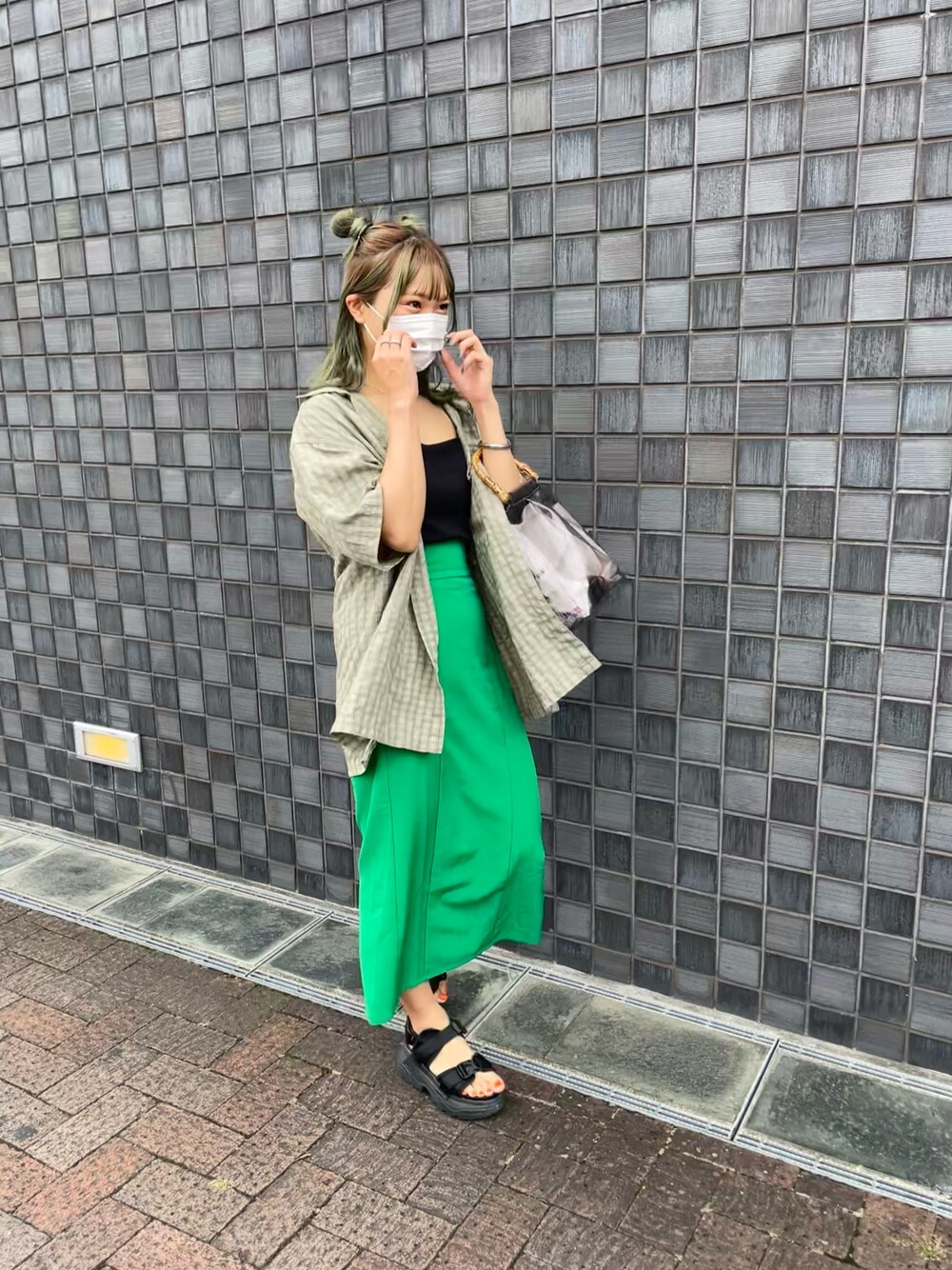 ブラック系のキャミソール、グリーン系のシャツ/ブラウス、グリーン系のスカートを着用したレディースの秋コーディネートの1枚目の写真