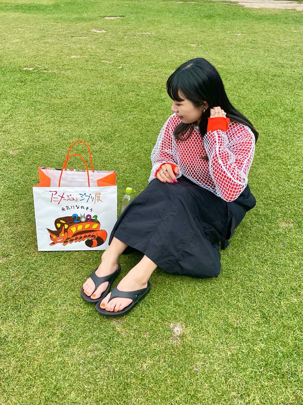 「今日のコスメと服、ootd、カラーコーデ、オレンジ、あみあみ、メッシュ、ロングスカート、黒スカート、カーゴスカート、oofos、黒髪、アニメージュとジブリ展、春コーデ、オトナカジュアル、休日スタイル」｜「Kastaneの【2023SSアイテム】アメスリリブプルオーバー（Tシャツ/カットソー、オレンジ系）」を使った、ponさん（レディース・163cm）の春コーディネートの1枚目の写真