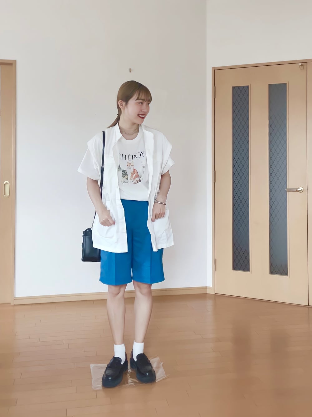 「ミリタリー、ベスト、ミリタリーベスト、アニマル、ネコ、白Tシャツ、ハーフパンツ、センタープレス、ローファー、バレッタ、カジュアル、夏コーデ、プチプラコーデ、おしゃれさんと繋がりたい、ootd」｜「DISCOATのアソートアニマルTシャツ（Tシャツ/カットソー、ホワイト系）」を使った、ponさん（レディース・163cm）の夏コーディネートの1枚目の写真