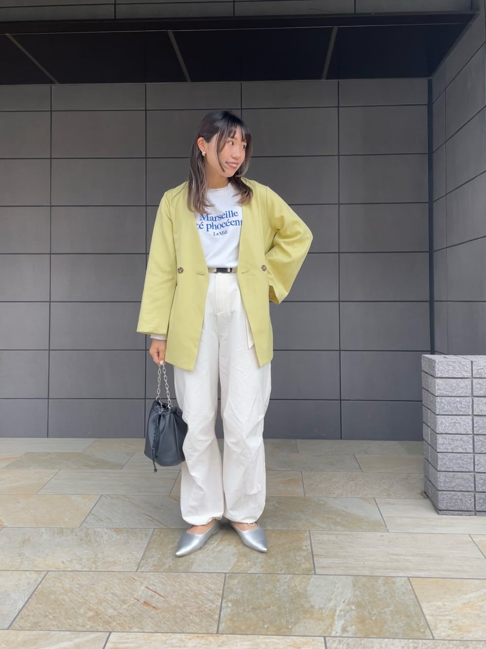 「ジャケット、春アウター、ロンT、ロゴT、パラシュートパンツ、カーゴパンツ、スポーツミックス、ホワイトパンツ、イエロー、ホワイト、ミニバッグ、シルバーシューズ、ポインテッドトゥ、春コーデ、オトナカジュアル」｜「DISCOATのエンブロイダリーロゴロングスリーブTシャツ（Tシャツ/カットソー、ホワイト系）」を使った、ponさん（レディース・163cm）の春コーディネートの1枚目の写真