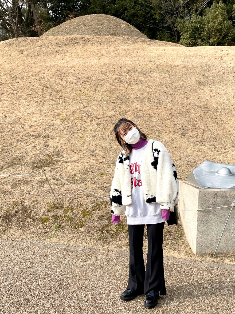 「休日コーデ、オーバーサイズ、パンツスタイル、ロゴスウェット、スウェット、センタープレス、スリットパンツ、シアー、ハイネック、古着、古着MIX、wcloset、Discoat、H&M、niko and ...」｜「w closetのカウ柄ボアVネックジャケット（その他アウター、ホワイト系）」を使った、ponさん（レディース・163cm）の冬コーディネートの1枚目の写真