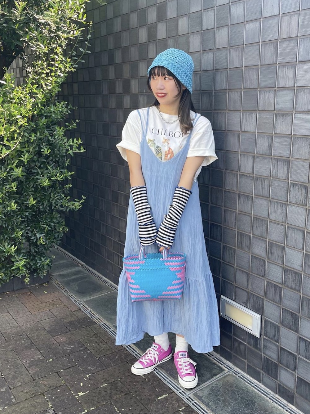 「今日のコスメと服、レイヤードスタイル、カラーコーデ、ブルーコーデ、白Tシャツ、Tシャツ、キャミワンピ、ティアードワンピース、かごバッグ、mekearisa、バケットハット、バケハ、コンバース、スニーカー、アームウォーマー」｜「DISCOATのアソートアニマルTシャツ（Tシャツ/カットソー、ホワイト系）」を使った、ponさん（レディース・163cm）の夏コーディネートの1枚目の写真