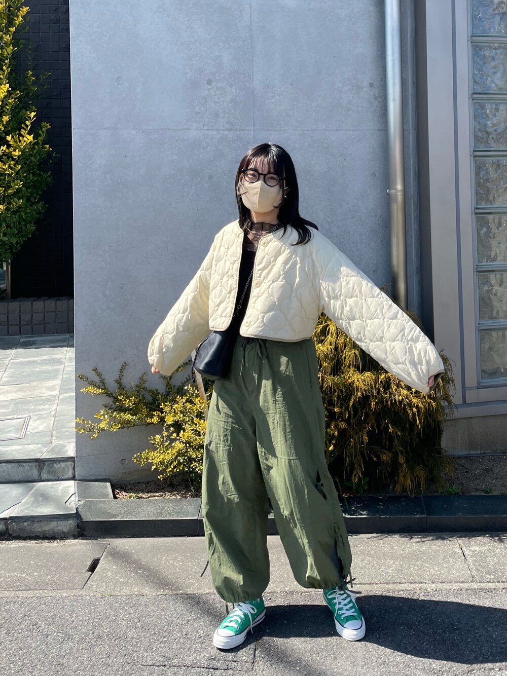 「春服デビュー宣言、シースルー、シースルートップス、ショート丈トップス、キルティング、春アウター、パラシュートパンツ、カーゴパンツ、コンバース、スニーカー、ミニバッグ、メガネ女子、着回しコーデ、オトナカジュアル、ストリートMIX」｜「DISCOATのカップ付スクエアロングスリーブ（Tシャツ/カットソー、ブラック系）」を使った、ponさん（レディース・163cm）の春コーディネートの1枚目の写真