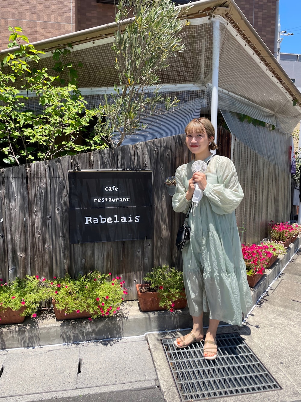 「夏、真夏のアクティブスタイル、シアー、ワンピース、ボリューム袖、ティアード、ミントグリーン、バンドカラー、サンダル、金髪、おだんごヘアー、プチプラ、カジュアル、ラクチンコーデ、ootd」｜「archivesのシアーティアードワンピース（ワンピース、グリーン系）」を使った、ponさん（レディース・163cm）の夏コーディネートの1枚目の写真