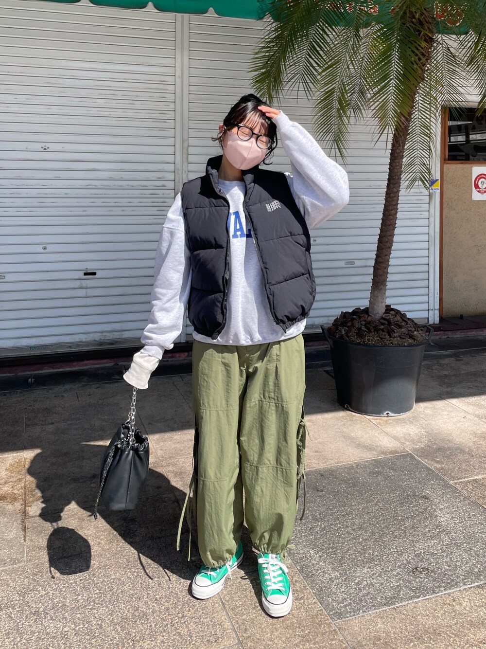 「ロゴスウェット、スウェット、ダウンベスト、中綿ベスト、ベスト、カーゴパンツ、ナイロンパンツ、パラシュートパンツ、サイドリボン、スニーカー、コンバース、ミニバッグ、カラーコーデ、春服デビュー宣言、春コーデ」｜「古着のアイテム（スウェット、グレー系）」を使った、ponさん（レディース・163cm）の春コーディネートの1枚目の写真