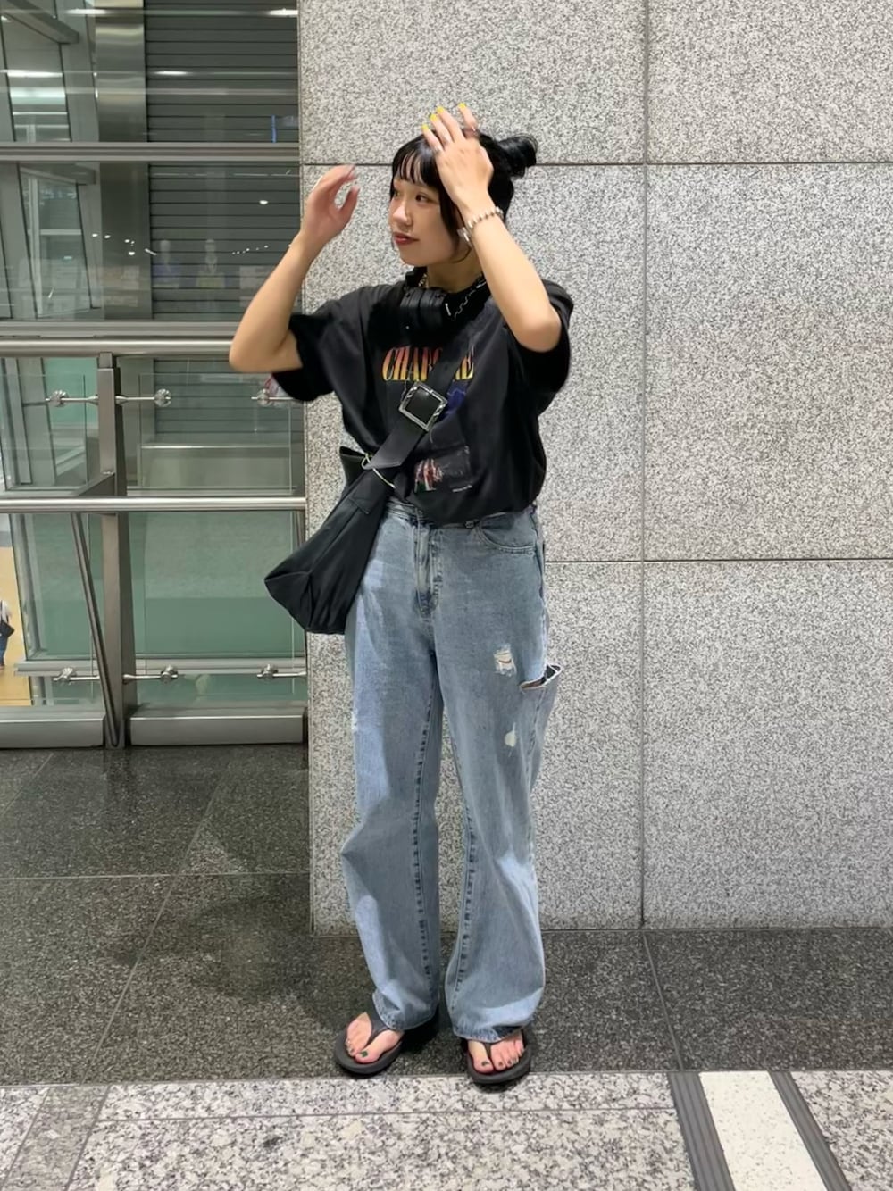 「今日のコスメと服、シンプルスタイル、カジュアルコーデ、オトナカジュアル、楽チンコーデ、Tシャツ×デニム、バンドT、ロゴT、Tシャツ、デニム、クラッシュデニム、サンダル、メッセンジャーバッグ、ショルダーバッグ、おだんごヘアー」｜「DISCOATのヴィンテージバンドTシャツ（Tシャツ/カットソー、ブラック系）」を使った、ponさん（レディース・163cm）の夏コーディネートの1枚目の写真