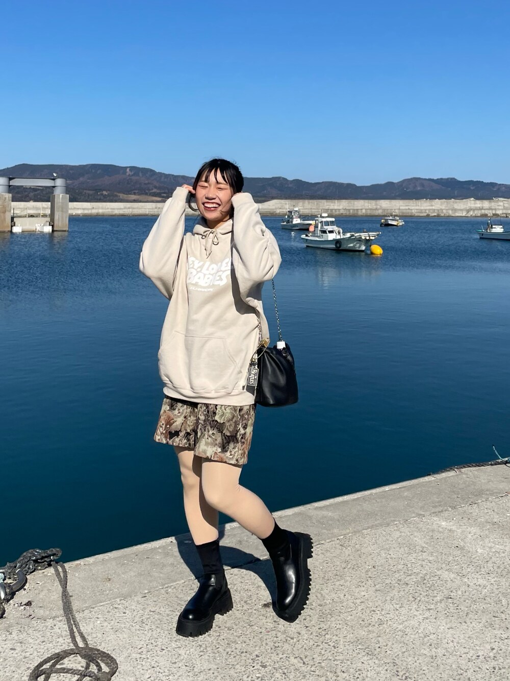 「フーディー、スウェット、パーカー、ショートパンツ、厚底シューズ、ブーツ、厚底ブーツ、カジュアル、ストリートMIX、ポニーテール、旅行、ハンブレッダーズ、バンドグッズ、楽チンコーデ、春コーデ」｜「ハンブレッダーズのアイテム（パーカー、ベージュ系）」を使った、ponさん（レディース・163cm）の春コーディネートの1枚目の写真