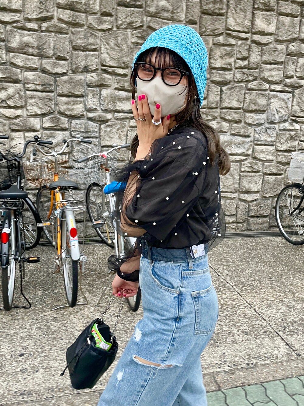 「今日のコスメと服、カラーコーデ、バンドT、チュール、シアートップス、デニム、ダメージデニムパンツ、バケットハット、メガネ女子、サングラス、oofos、サンダル、巾着バッグ、春コーデ、夏コーデ」｜「DISCOATのカルチャーサプライバックプリントバンドTシャツ（Tシャツ/カットソー、ブラック系）」を使った、ponさん（レディース・163cm）の春コーディネートの1枚目の写真