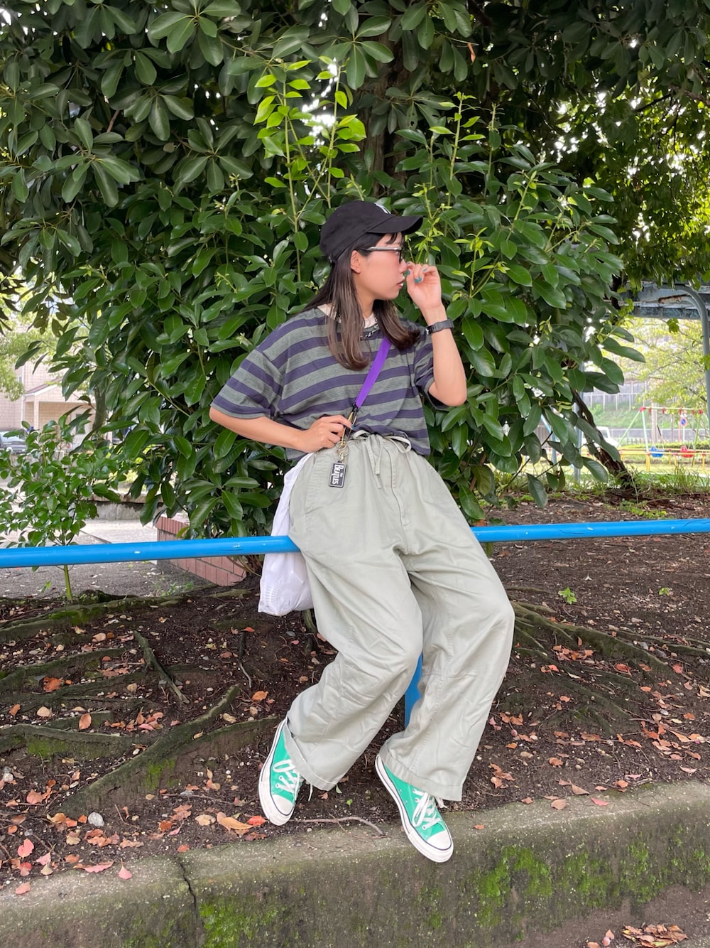 「秋服まるっと大公開、秋カラー、ビッグシルエット、オーバーサイズ、ボーダー、パンツコーデ、カーゴパンツ、カーキパンツ、カーキ、グリーン、キャップ、スニーカー、サングラス、メンズライク」｜「DISCOATのジャガードボーダーショートスリーブTシャツ（Tシャツ/カットソー、ブルー系）」を使った、ponさん（レディース・163cm）の秋コーディネートの1枚目の写真
