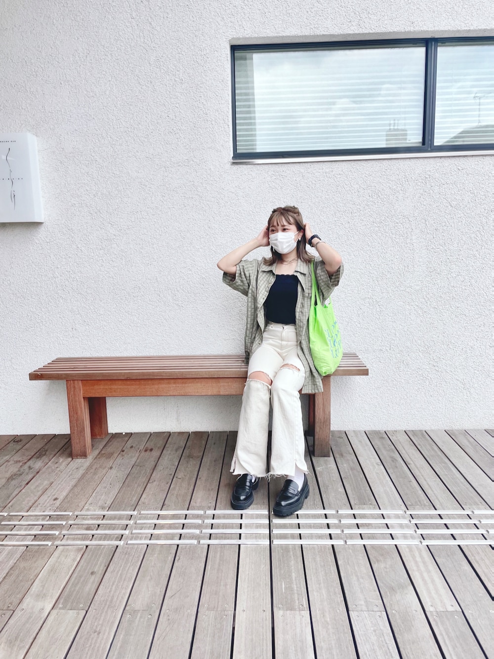 「デニムっていいよね、白デニム、ホワイトデニム、ダメージデニムパンツ、古着、古着MIX、シャツスタイル、カジュアル、ストリート、夏コーデ、半袖シャツ、厚底シューズ、ローファー、ootd、いいね、save、フォローお願いします🤑」｜「古着のアイテム（シャツ/ブラウス、グリーン系）」を使った、ponさん（レディース・163cm）の夏コーディネートの1枚目の写真
