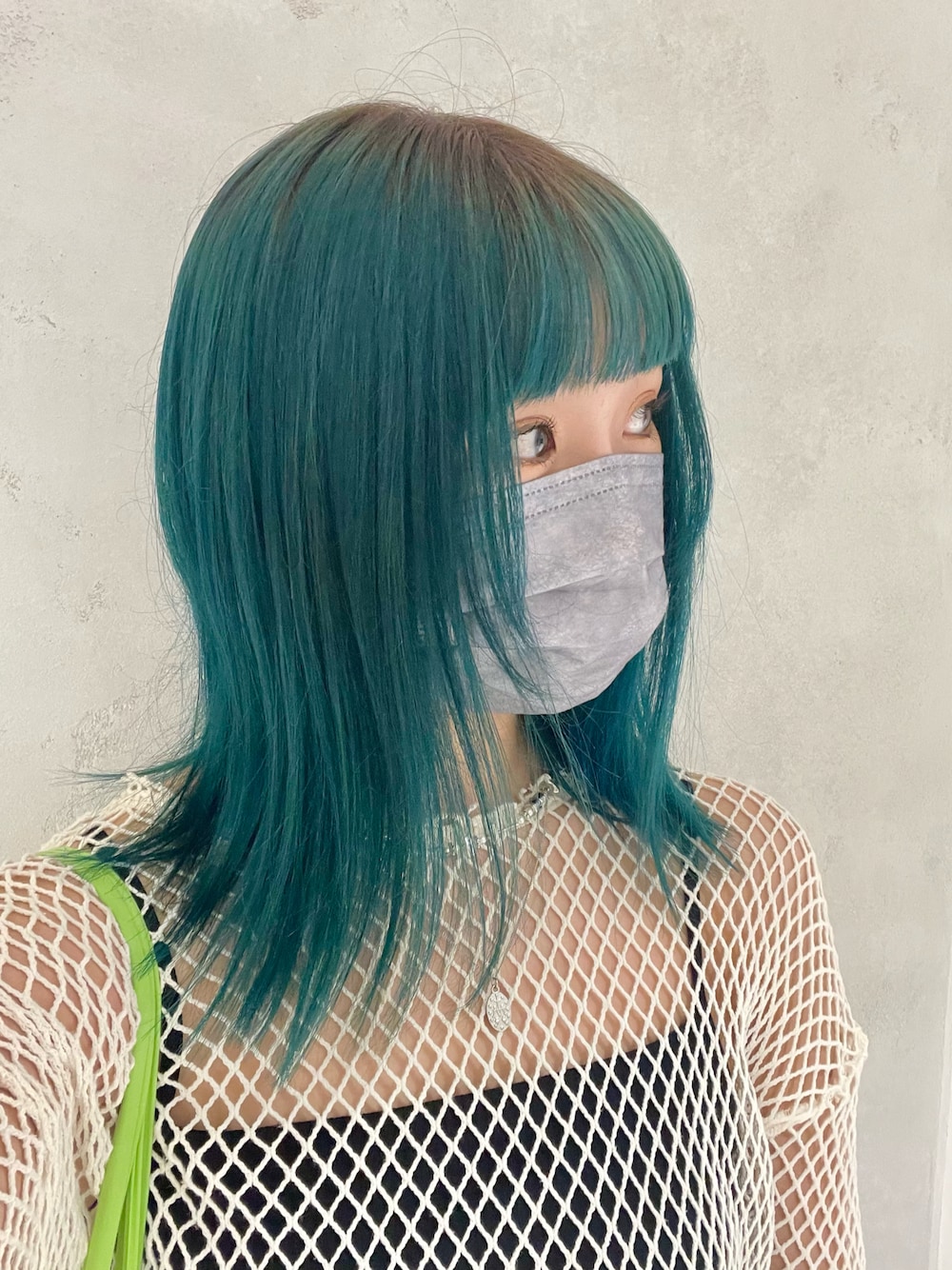 ホワイト系のTシャツ/カットソー、ブラック系のキャミソール、グリーン系のトートバッグを着用したレディースの秋コーディネートの1枚目の写真