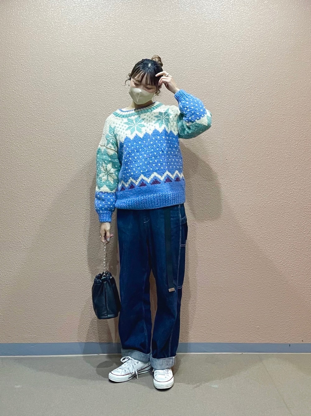 「クリスマスに着たい服、クリスマス、冬コーデ、ジャガード、雪、ニット、セーター、デニム、ペインターパンツ、スニーカー、巾着バッグ、おだんごヘアー、古着MIX、WHO’S WHO gallery、いいね、save、フォローお願いします🤑」｜「古着のアイテム（ニット/セーター、ブルー系）」を使った、ponさん（レディース・163cm）の冬コーディネートの1枚目の写真