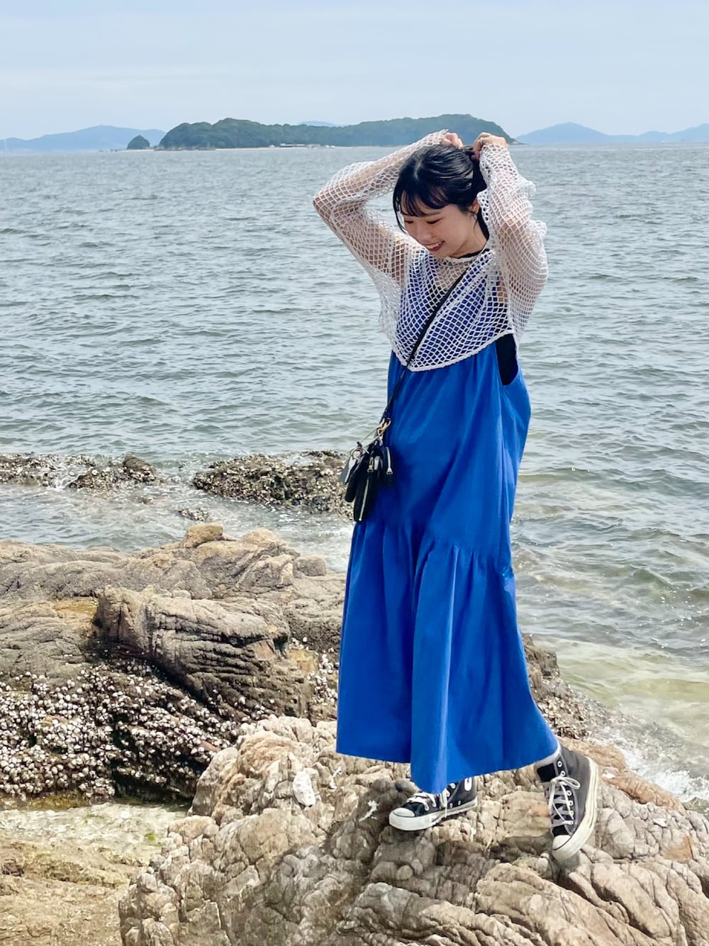 「今日のコスメと服、夏コーデ、海、おでかけコーデ、休日スタイル、旅行、ワンピース、ティアードワンピース、メッシュ、あみあみ、カラーコーデ、ブルー、スニーカー、コンバース、レイヤードスタイル」｜「DISCOATの【2WAY】アシメネックホルターキャミソール（キャミソール、ブラック系）」を使った、ponさん（レディース・163cm）の夏コーディネートの1枚目の写真