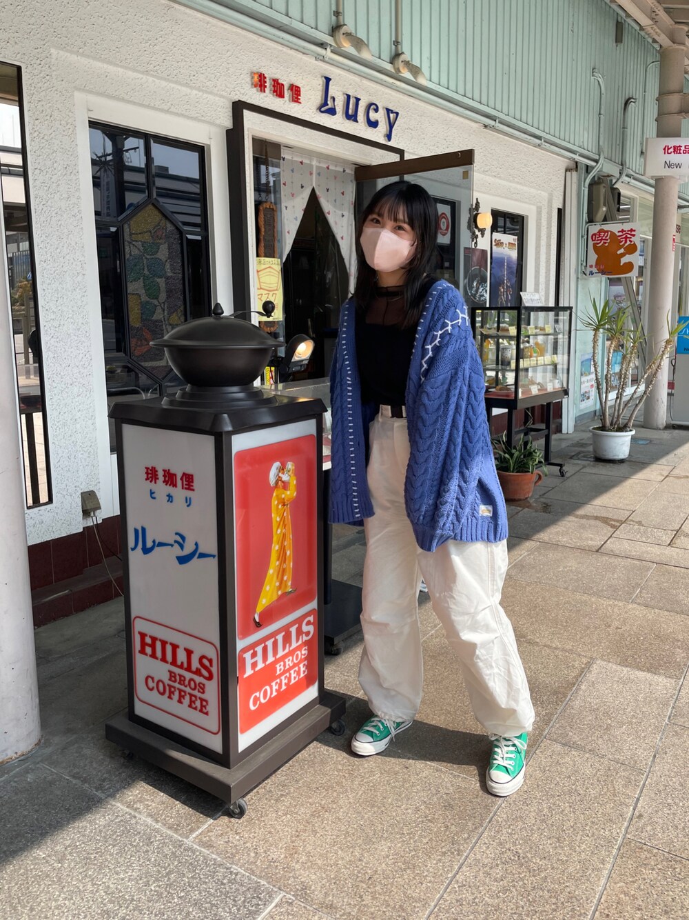 「春服デビュー宣言、春コーデ、カーディガン、シアートップス、シースルー、ホワイトパンツ、パラシュートパンツ、スニーカー、コンバース、カラーコーデ、カジュアル、プチプラコーデ、ootd、おしゃれさんと繋がりたい、ゆるコーデ」｜「DISCOATのカップ付スクエアロングスリーブ（Tシャツ/カットソー、ブラック系）」を使った、ponさん（レディース・163cm）の春コーディネートの1枚目の写真
