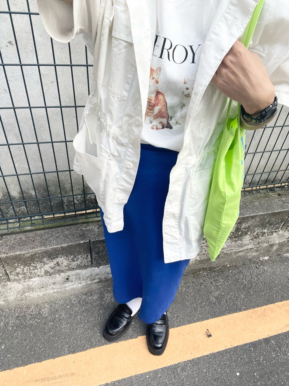 「Tシャツ、アニマル、猫、ミリタリー、ベスト、カラースカート、タイトスカート、ロングスカート、カラーコーデ、トートバッグ、ローファー、カジュアル、プチプラ、おしゃれさんと繋がりたい、青×白」｜「DISCOATのアソートアニマルTシャツ（Tシャツ/カットソー、ホワイト系）」を使った、ponさん（レディース・163cm）の夏コーディネートの1枚目の写真