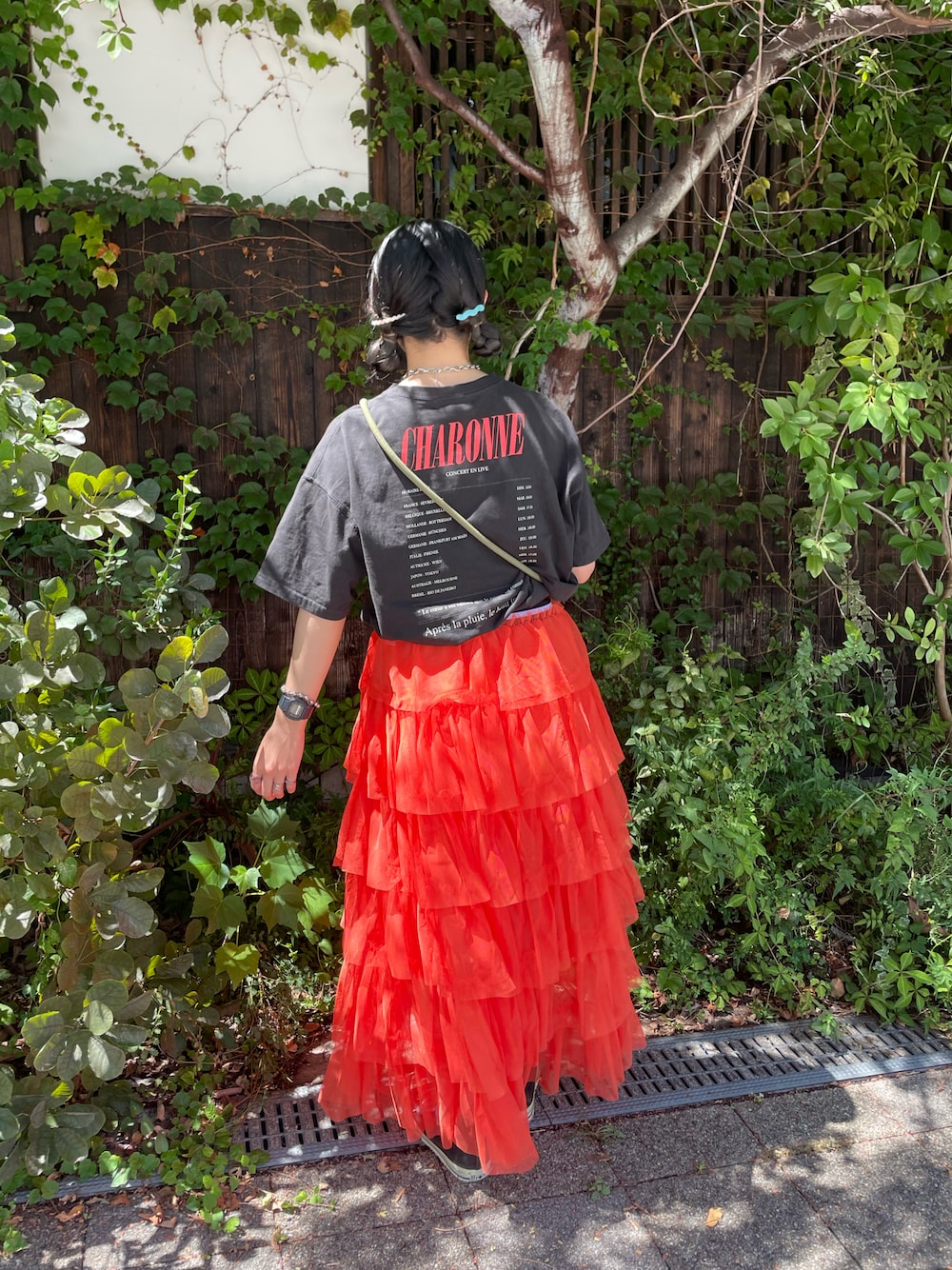 「今日のコスメと服、休日スタイル、カジュアルコーデ、カラー×コーデ、オレンジ、Tシャツ、バンドT、バックプリント、ティアードスカート、ロングスカート、カラースカート、スニーカー、夏コーデ、ハイカットスニーカー、NBA」｜「DISCOATのヴィンテージバンドTシャツ（Tシャツ/カットソー、ブラック系）」を使った、ponさん（レディース・163cm）の秋コーディネートの1枚目の写真