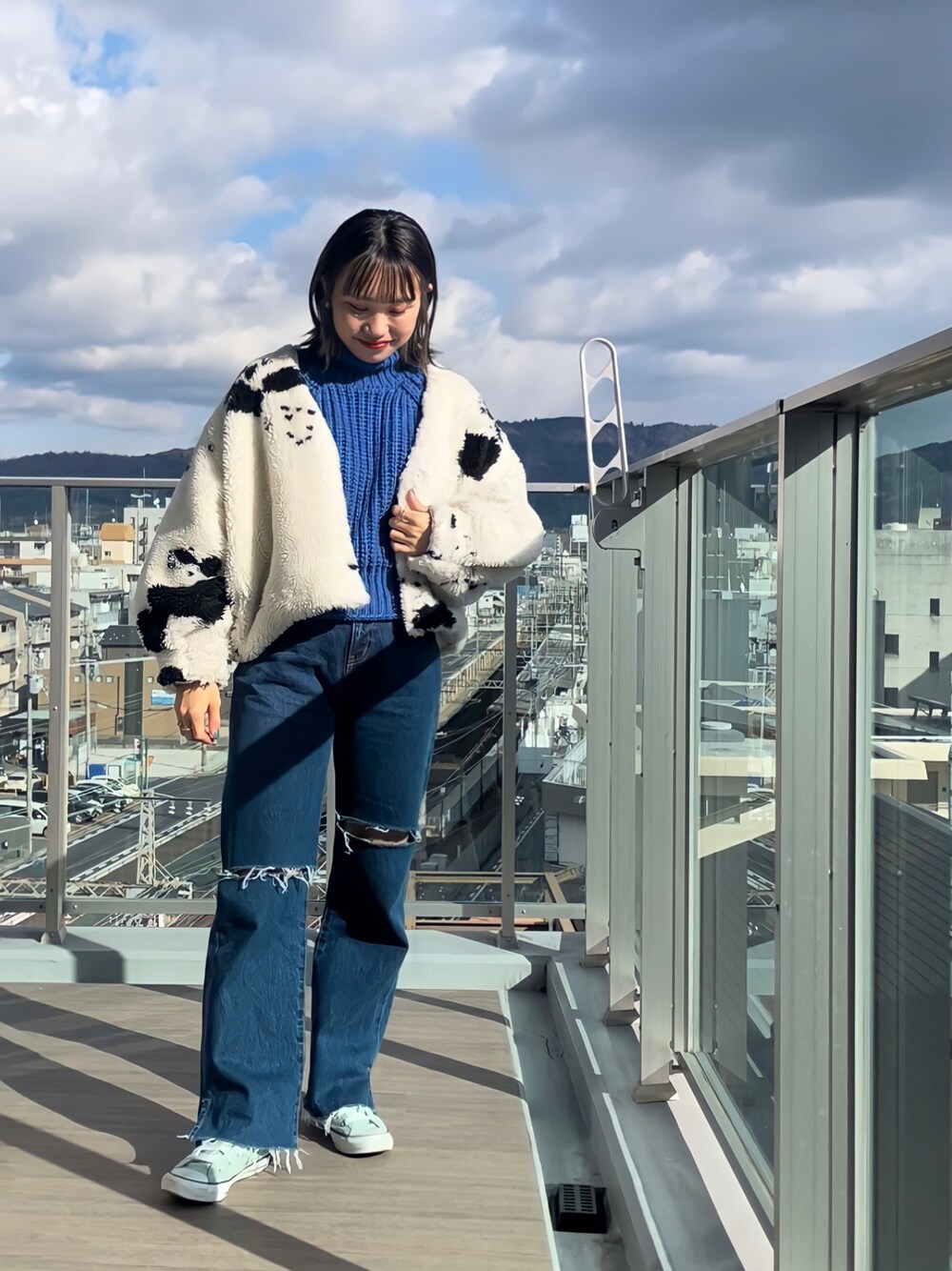 「カウ柄、アニマル柄、ボアジャケット、ダメージデニムパンツ、カッティング、デニム、ブルー、チャンキーニット、カラーニット、カラーコーデ、wcloset、H&M、WHO’S WHO gallery、converse、スニーカー」｜「WHO'S WHO galleryのカッティングデニム（デニムパンツ、ブルー系）」を使った、ponさん（レディース・163cm）の冬コーディネートの1枚目の写真