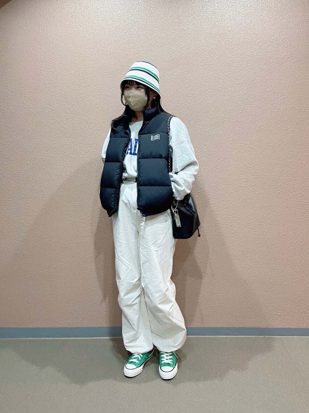 「春服デビュー宣言、春コーデ、スウェット、ロゴスウェット、ダウンベスト、ダウンジャケット、ベスト、パラシュートパンツ、ホワイトパンツ、スニーカー、コンバース、バケットハット、カジュアル、ストリートMIX、SLOPPY」｜「古着のアイテム（スウェット、グレー系）」を使った、ponさん（レディース・163cm）の春コーディネートの1枚目の写真