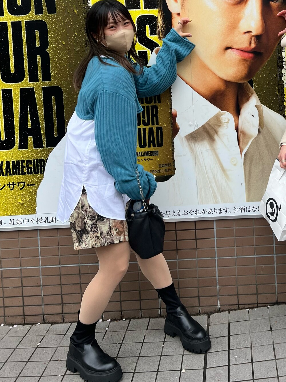 「レイヤードスタイル、ショート丈トップス、クロップドトップス、カーディガン、ショートパンツ、厚底シューズ、厚底ブーツ、ブーツ、ミニバッグ、カジュアル、おでかけコーデ、お花見コーデ、Kastane、古着MIX、オトナカジュアル」｜「Kastaneの【2023SSアイテム/SET ITEM】クロップドニット×ギャザーブラウスSET（シャツ/ブラウス、ブルー系）」を使った、ponさん（レディース・163cm）の春コーディネートの1枚目の写真