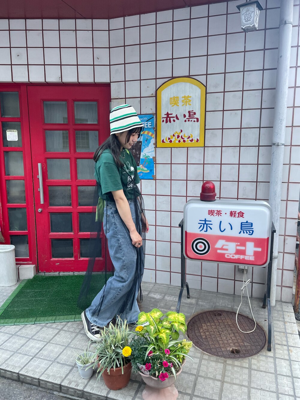 「このスタイルがお気に入り、今日のコスメと服、夏コーデ、Tシャツ、バンドT、チュール、チュールワンピ、デニムパンツ、クラッシュデニム、ダメージデニムパンツ、カジュアルコーデ、バケットハット、カラーコーデ、レイヤードスタイル、ラフコーデ」｜「ナードマグネットのアイテム（Tシャツ/カットソー、グリーン系）」を使った、ponさん（レディース・163cm）の夏コーディネートの1枚目の写真