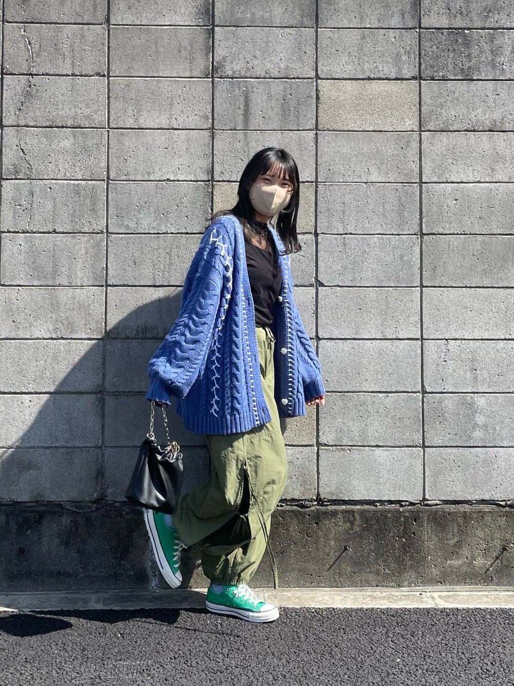 「春服デビュー宣言、春コーデ、おでかけコーデ、カラーコーデ、カーディガン、シースルー、カーゴパンツ、パラシュートパンツ、スニーカー、コンバース、巾着バッグ、hello SanFrancisco、ハローサンフランシスコ、ciaopanic、Discoat」｜「DISCOATのシアーハイネックロングスリーブ（Tシャツ/カットソー、ブラック系）」を使った、ponさん（レディース・163cm）の春コーディネートの1枚目の写真