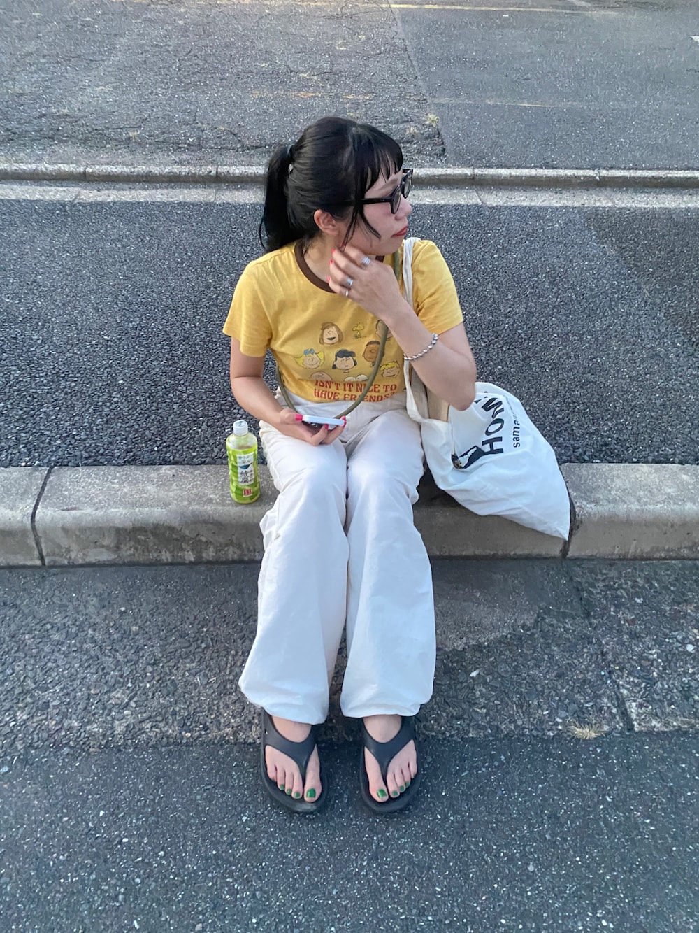 「大人カジュアル、お出かけコーデ、パンツスタイル、ラクチンコーデ、カジュアル、Tシャツ、ゆるコーデ、UNIQLO、UT、PEANUTS、パラシュートパンツ、ホワイトパンツ、カラーコーデ、イエローコーデ、トングサンダル」｜「UNIQLOのアイテム（Tシャツ/カットソー、イエロー系）」を使った、ponさん（レディース・163cm）の夏コーディネートの1枚目の写真