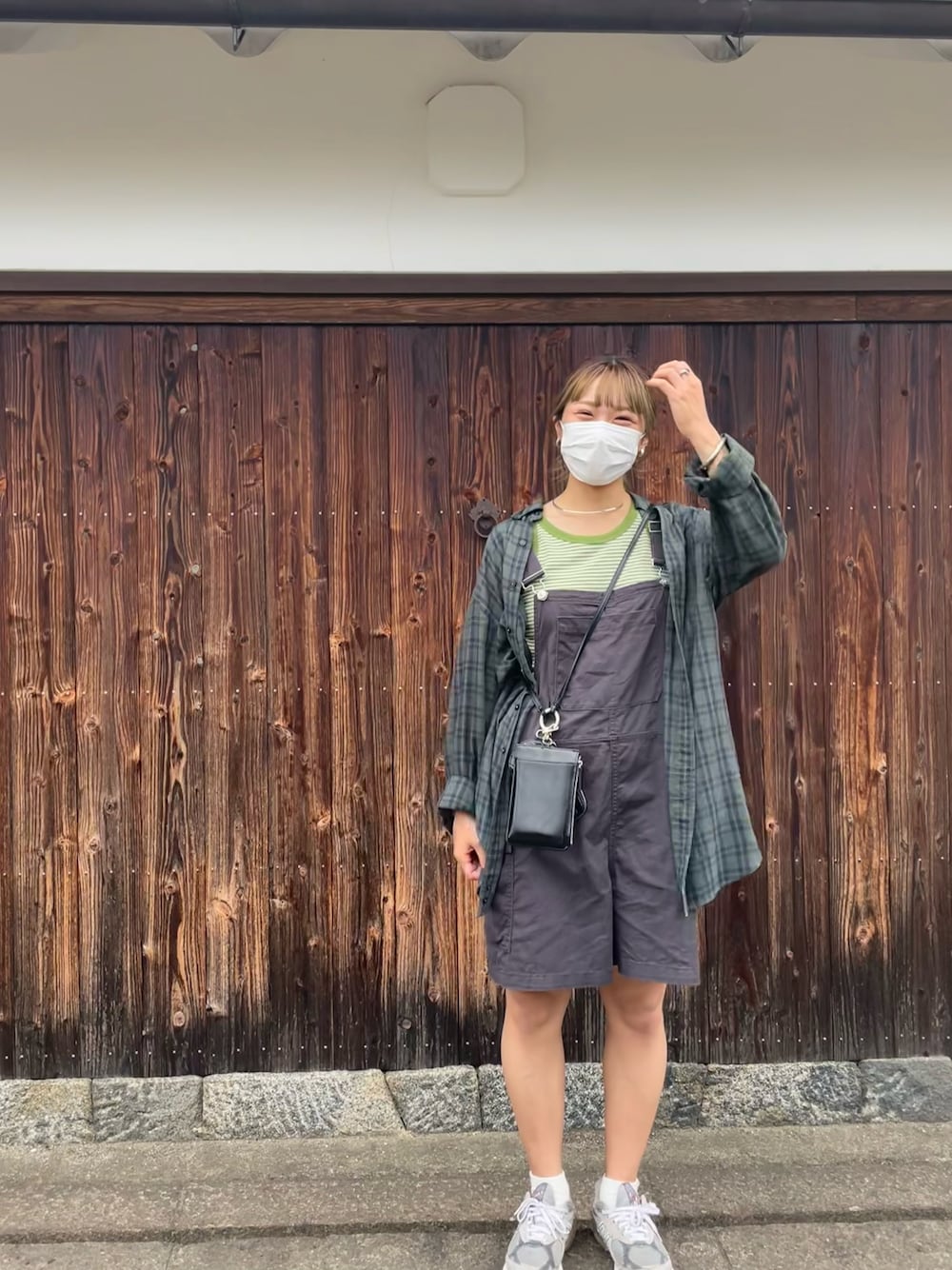 「チェックシャツ、チェック、ボーダー、タンクトップ、サロペット、オーバーオール、ハーフパンツ、スマホショルダー、スニーカー、ニューバランス、カジュアル、秋コーデ、Discoat、H&M、LOWRYS FARM」｜「DISCOATのカップ付リブボーダーアメスリタンクトップ（タンクトップ、グリーン系）」を使った、ponさん（レディース・163cm）の秋コーディネートの1枚目の写真